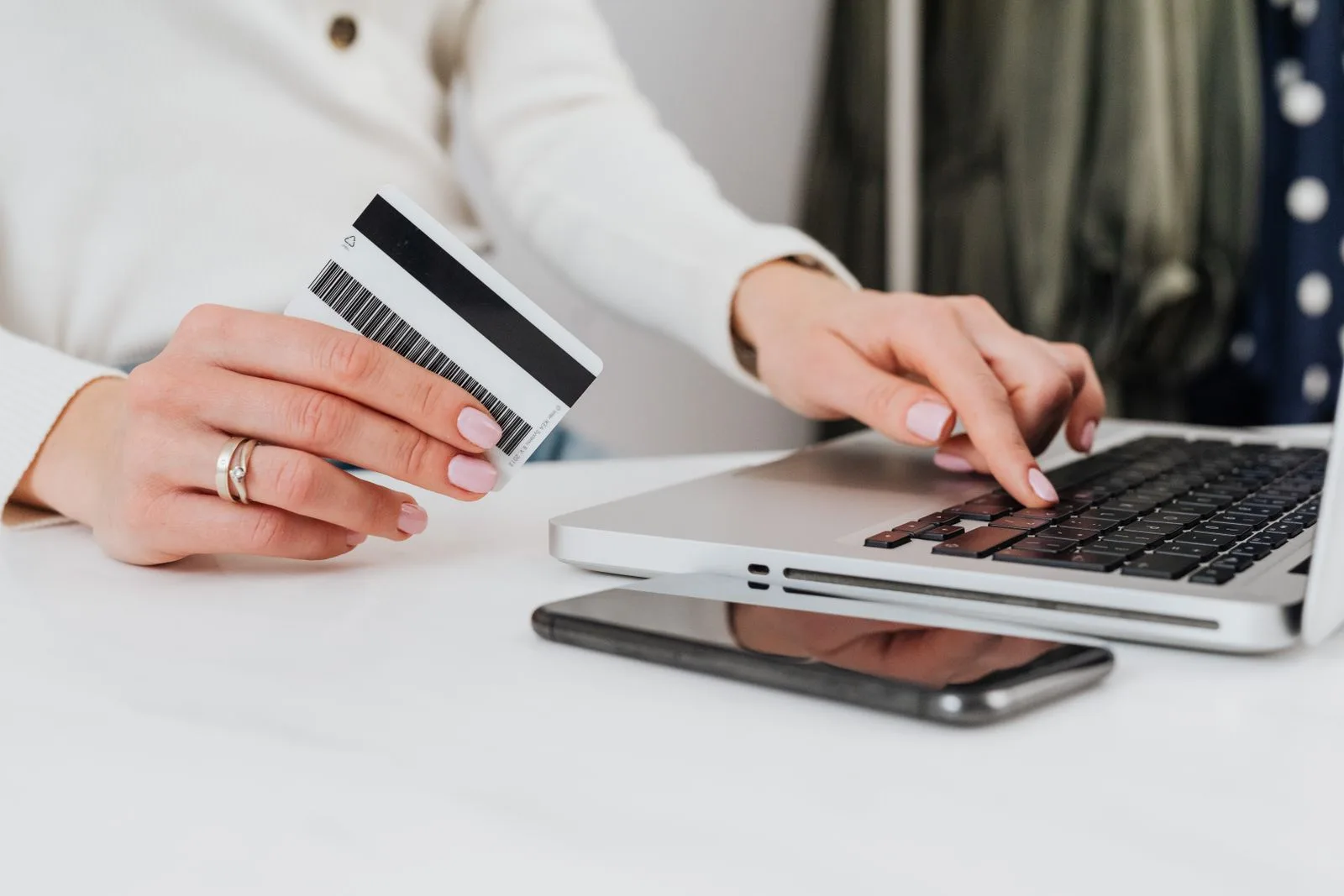 PAYMENTGATEWAY 결제 화면에서 카드와 간편결제를 함께 확인하며 작업하는 운영자